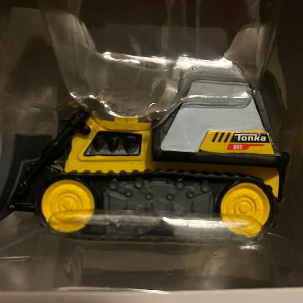 Hallmark TONKA BULLDOZER Truck 2025 Metal Christmas Tree Ornament, NEW, NIB